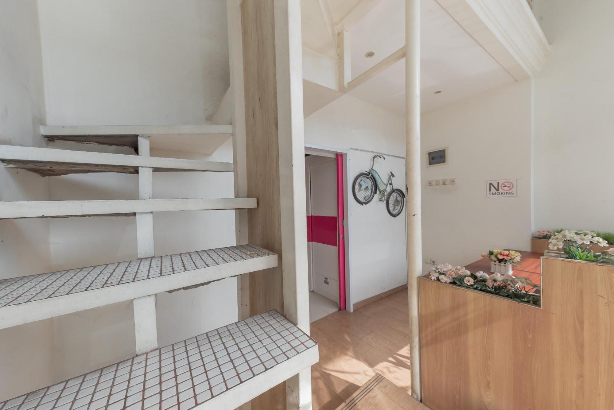 Reddoorz Hostel At Kiara Cozy Kircon 반둥 외부 사진